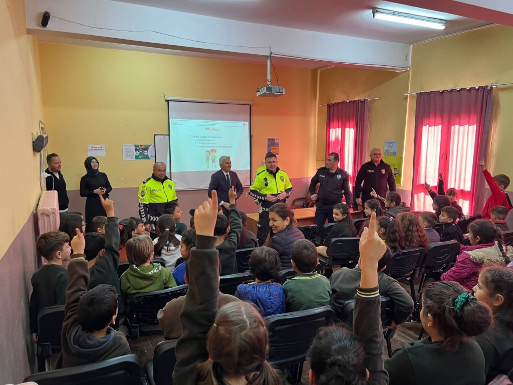 Ortaokul Öğrencilerine Trafik Eğitimi Verildi