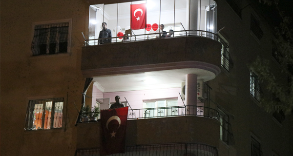 Pozantı 23 Nisan’ı Balkonlarda Kutladı