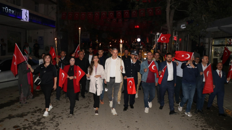 Pozantı’da 100. Yıl Fener Alayı Yürüyüşü Gerçekleştirildi