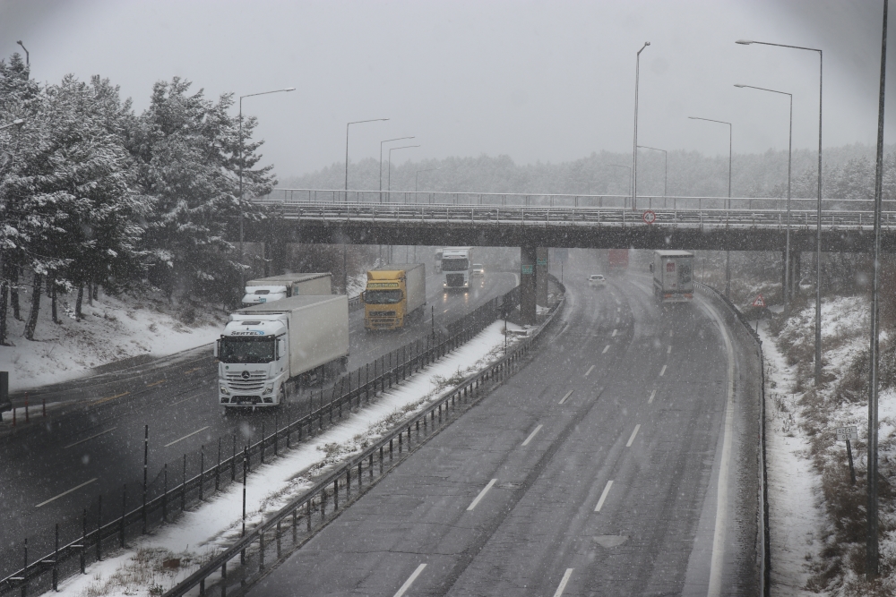 Türkiye Ulaşımının Önemli Noktalarından Olan Pozantı Otoyolu Kar Yağışı Altında