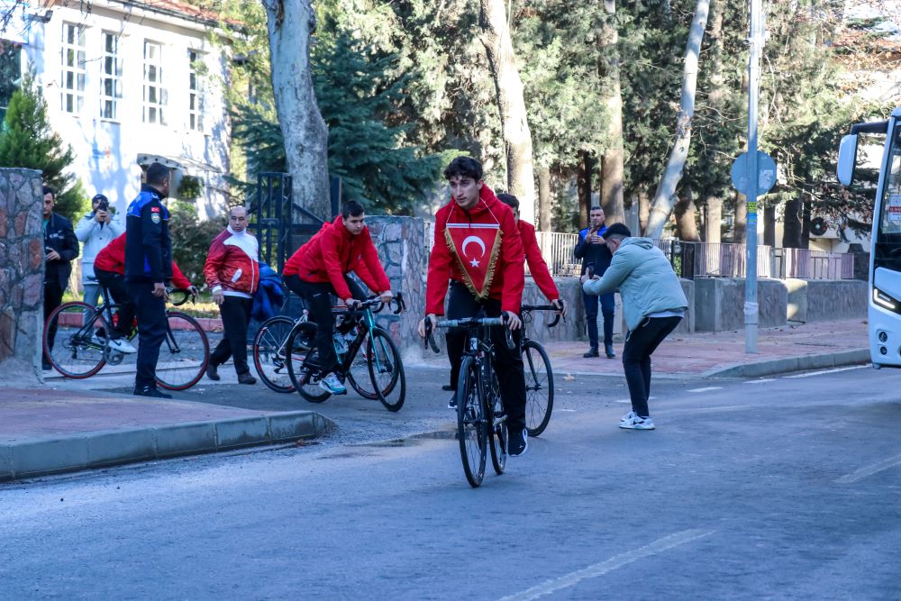 Vilayet Devir Teslim Sembolü Türk Bayrağı Pozantı’dan Yola Çıktı