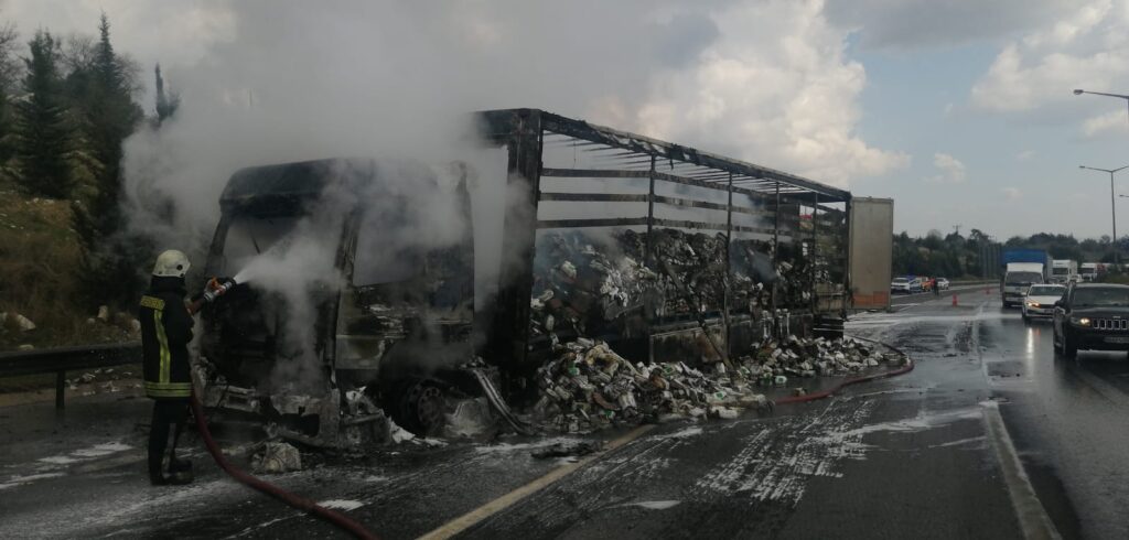 Pozantı Otoyolunda Islak Mendil Yüklü TIR Yandı