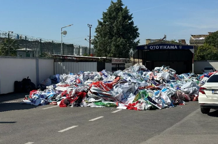 Adana’da Seçim Afişleri Toplatıldı