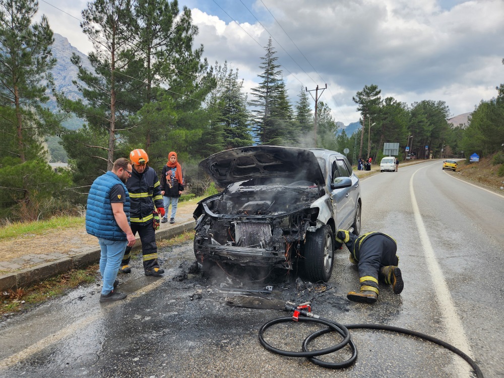 Motor Kısmından Alev Alan Otomobilde Hasar Meydana Geldi