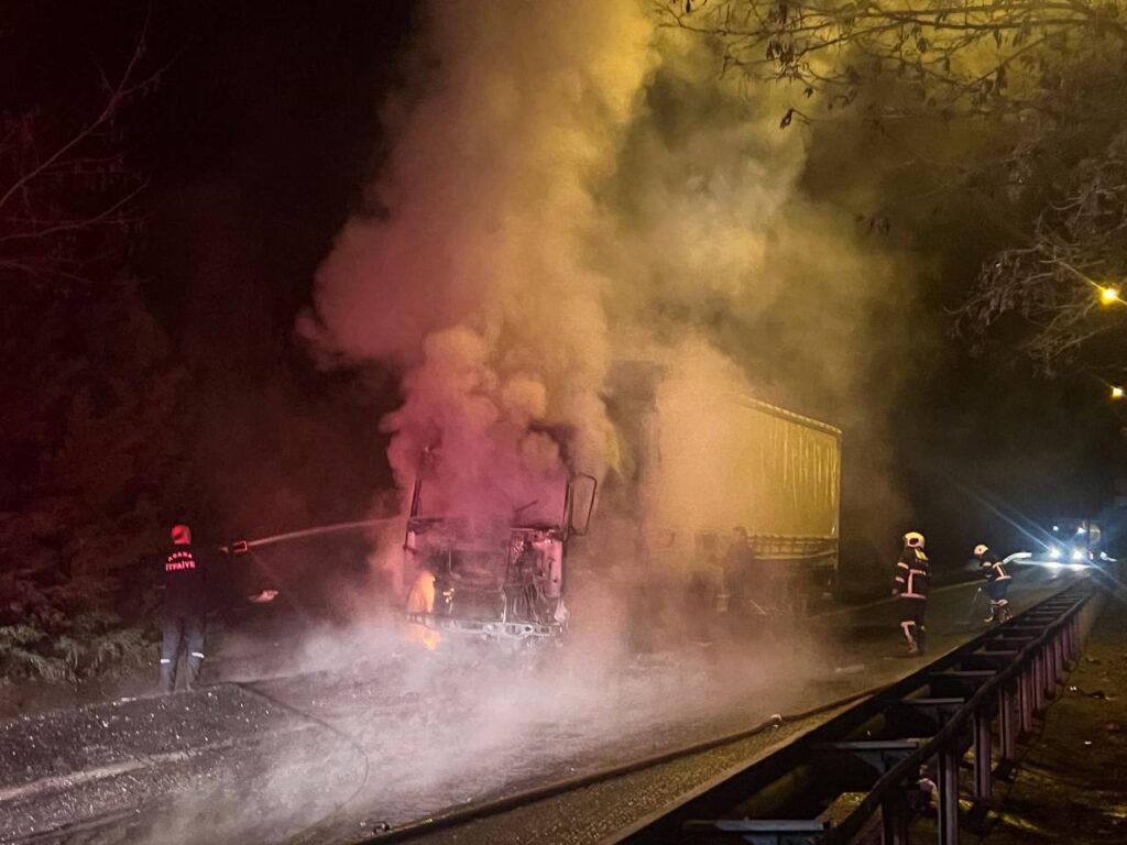 Pozantı Güney Gişelerinde Kimyasal Madde Yüklü TIR Yandı