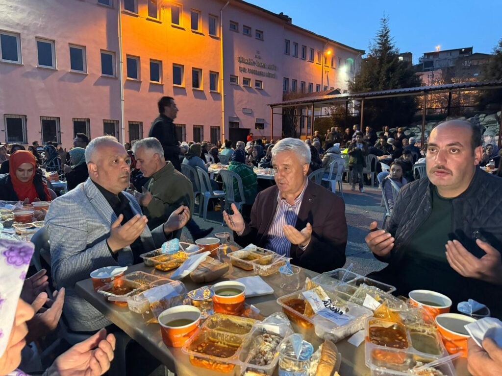 CHP’nin Pozantı İftarı Okul Bahçesine Sığmadı