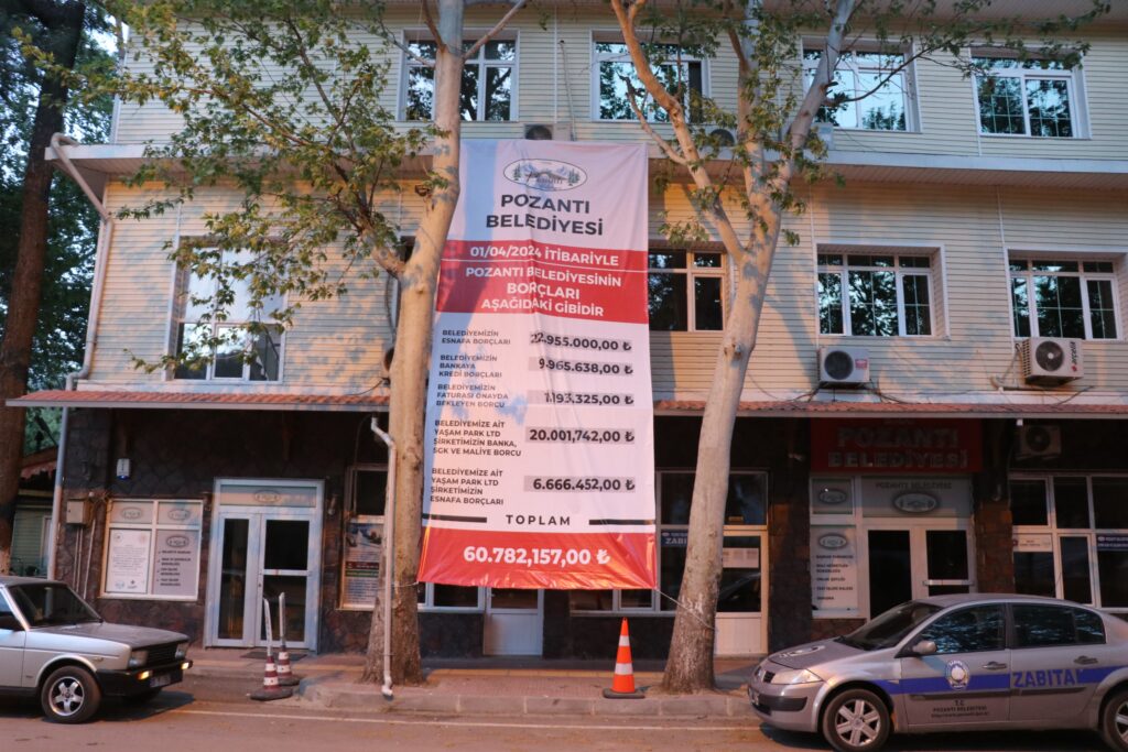 Başkan Ali Avan, Pozantı Belediyesi’nin Borç Listesini Belediye Binasına Astı!