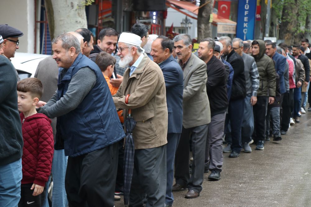 Pozantı’da Sokakta Bayramlaşma Geleneği Devam Ettiriliyor