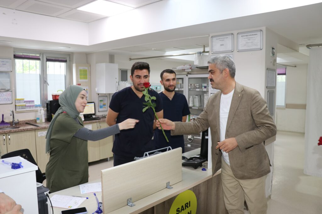 Başkan Ali Avan’dan Hemşirelere Gül Jesti
