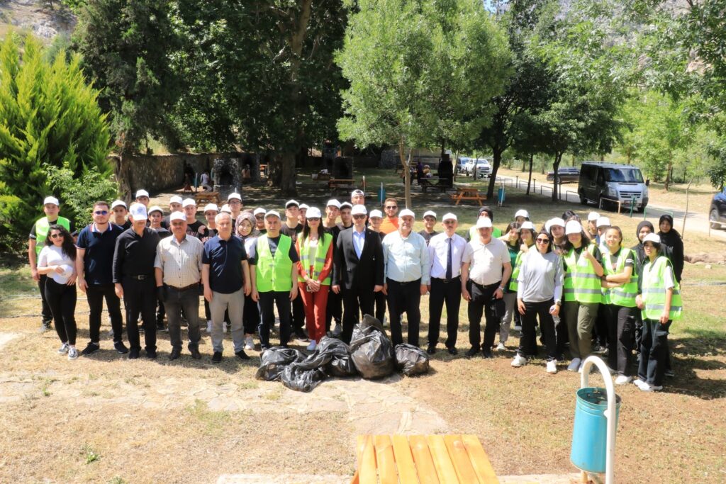Dünya Çevre Günü’nde Pozantı’da Çöp Toplama Etkinliği Düzenlendi