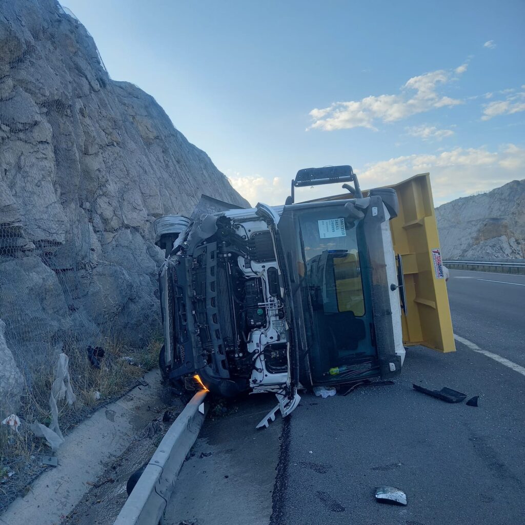 Otoyolda Devrilen Kamyonun Sürücüsü Yaralandı