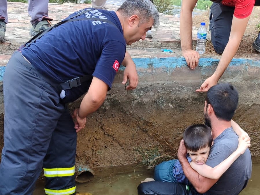 Küçük Çocuğun Ayağı Süs Havuzunun Giderine Sıkıştı