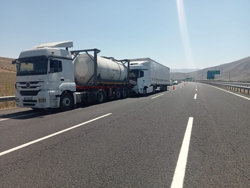 Önünde Seyreden Gıda Yüklü Tankere Arkadan Çarptı 1 Yaralı