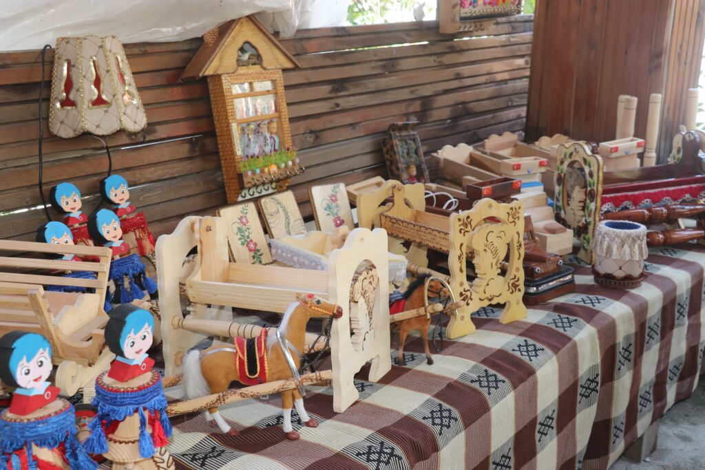 Pozantı’nın Ahşap Oyma Ustası Ali Amca Ürünlerini Sergiledi