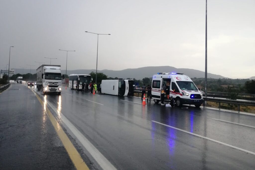 Tarım İşçilerini Taşıyan Minibüs Devrildi: 12 Yaralı