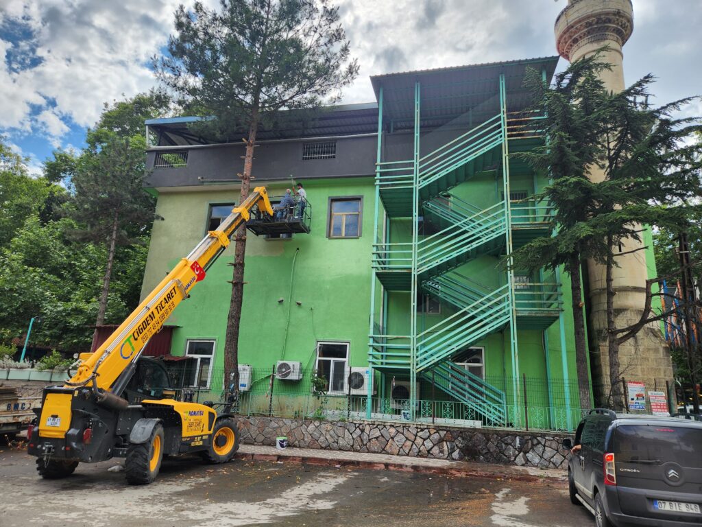 Pozantı Merkez Camiinde Bakım ve Onarım İşleri Yapılıyor