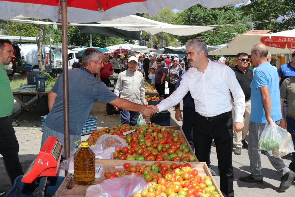 Başkan Avan, Cuma Pazarında Vatandaşlarla Buluştu