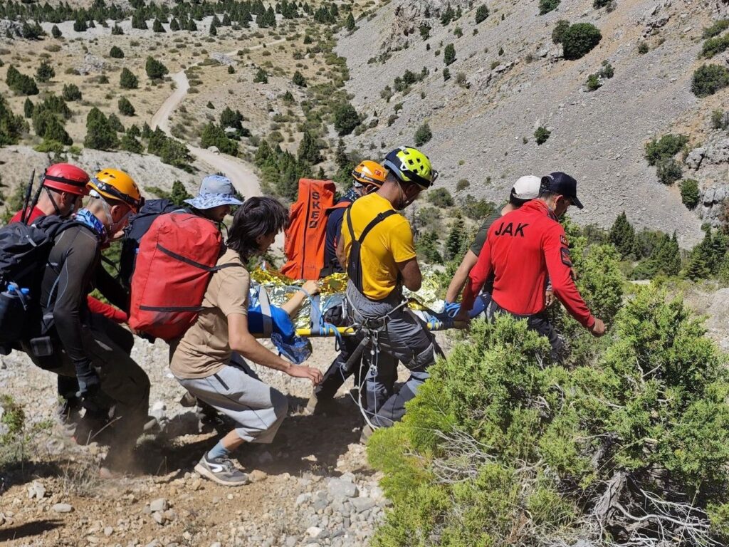 Demirkazık Dağına Tırmanırken Düşen Dağcı Öldü