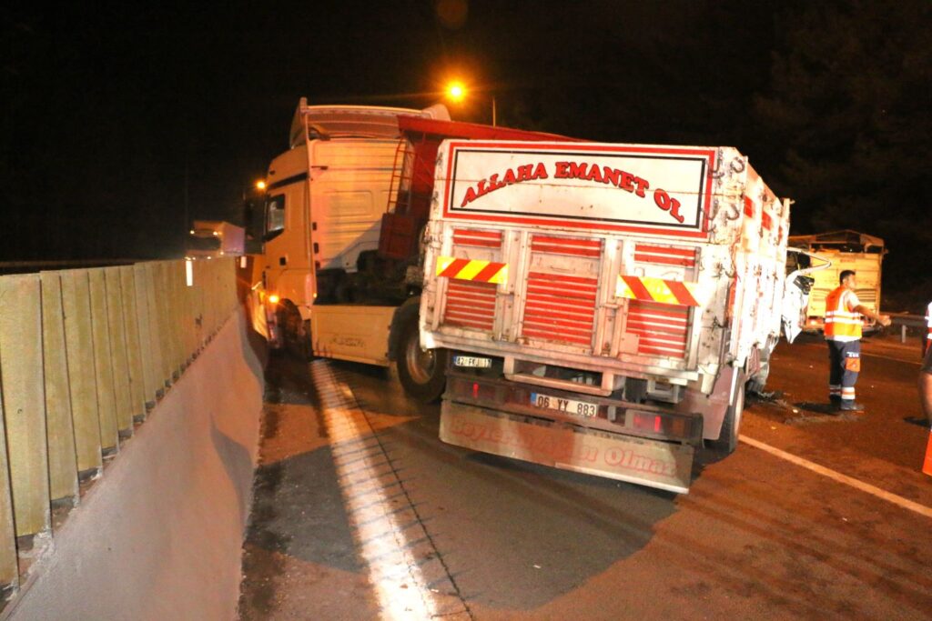 Otoyolda Aracını Geri Kaçıran Sürücü Kazaya Neden Oldu