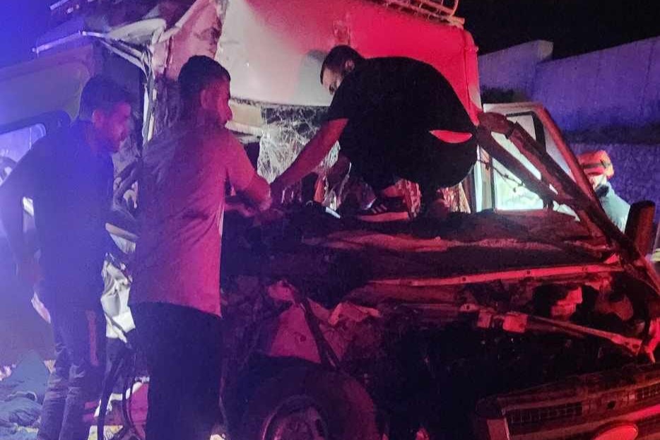 Pozantı’da Tarım İşçisi Taşıyan Minibüs Kamyona Arkadan Çarptı