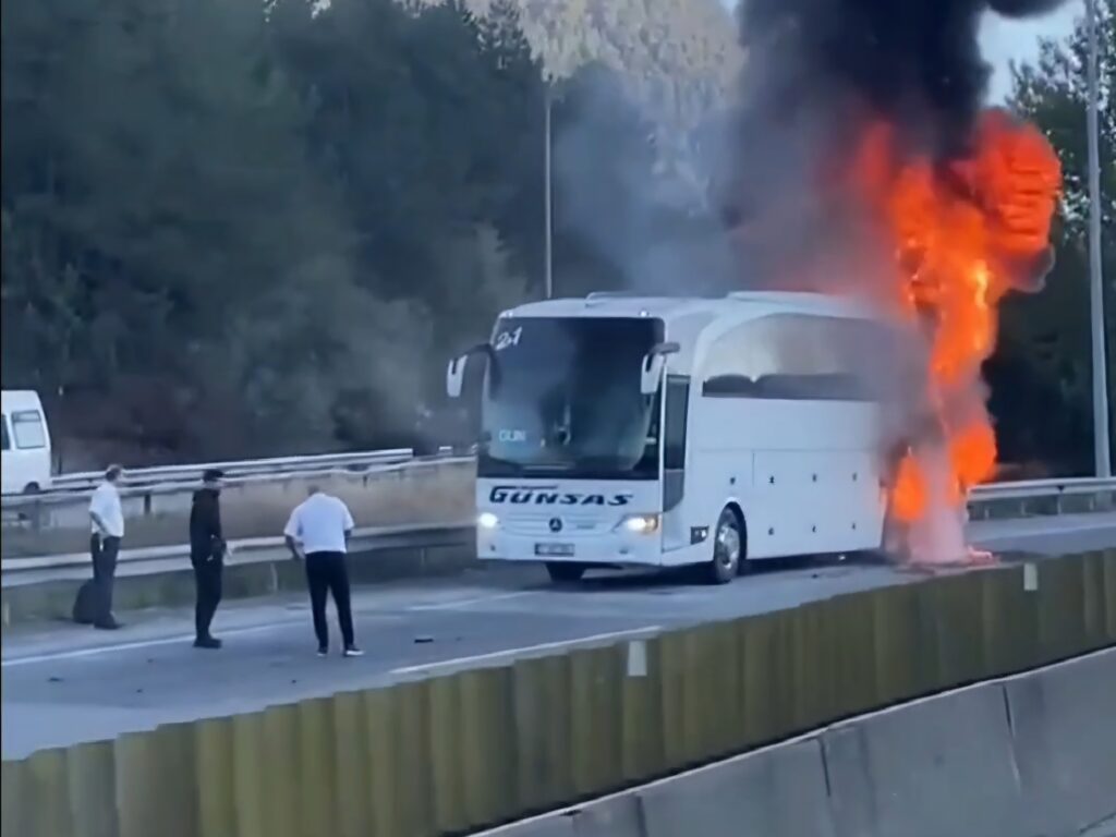 Pozantı-Adana otoyolunda bir yolcu otobüsü cayır cayır yandı