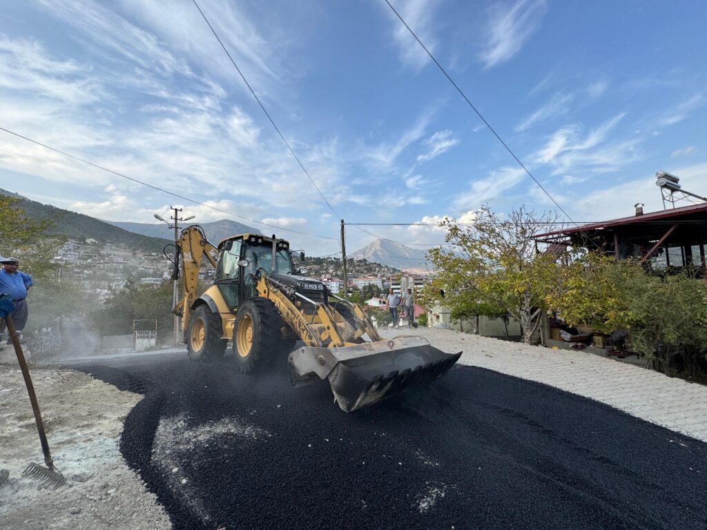 Pozantı Belediyesi Asfalt ve Parke Çalışmalarına Devam Ediyor