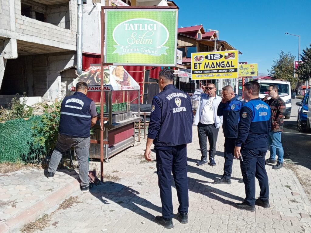 Reklam Tabelaları Büyükşehir Zabıtası Tarafından Kaldırılıyor