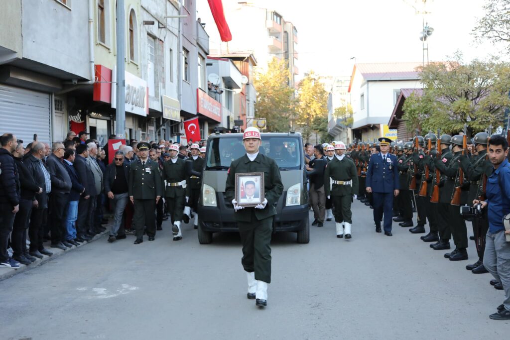 Pozantılı Şehit Deniz Teğmen Mustafa Kemal Öz Son Yolculuğuna Uğurlandı