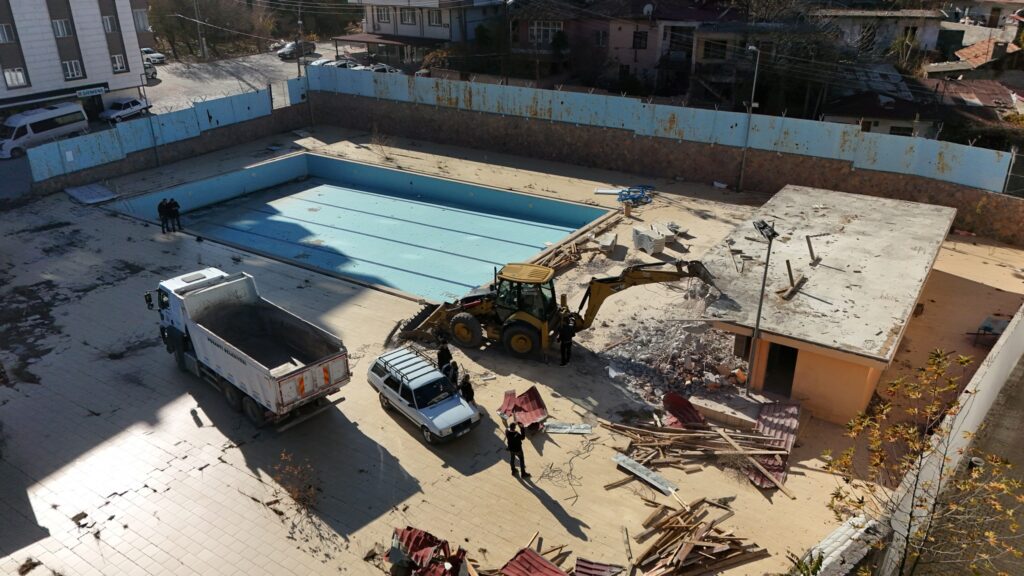 Yarı Olimpik Yüzme Havuzu Yenileniyor