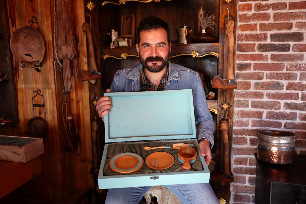 Hobi Olarak Başladığı Ahşap Oymacılığı İşini Sanat Eserlerine Çeviriyor