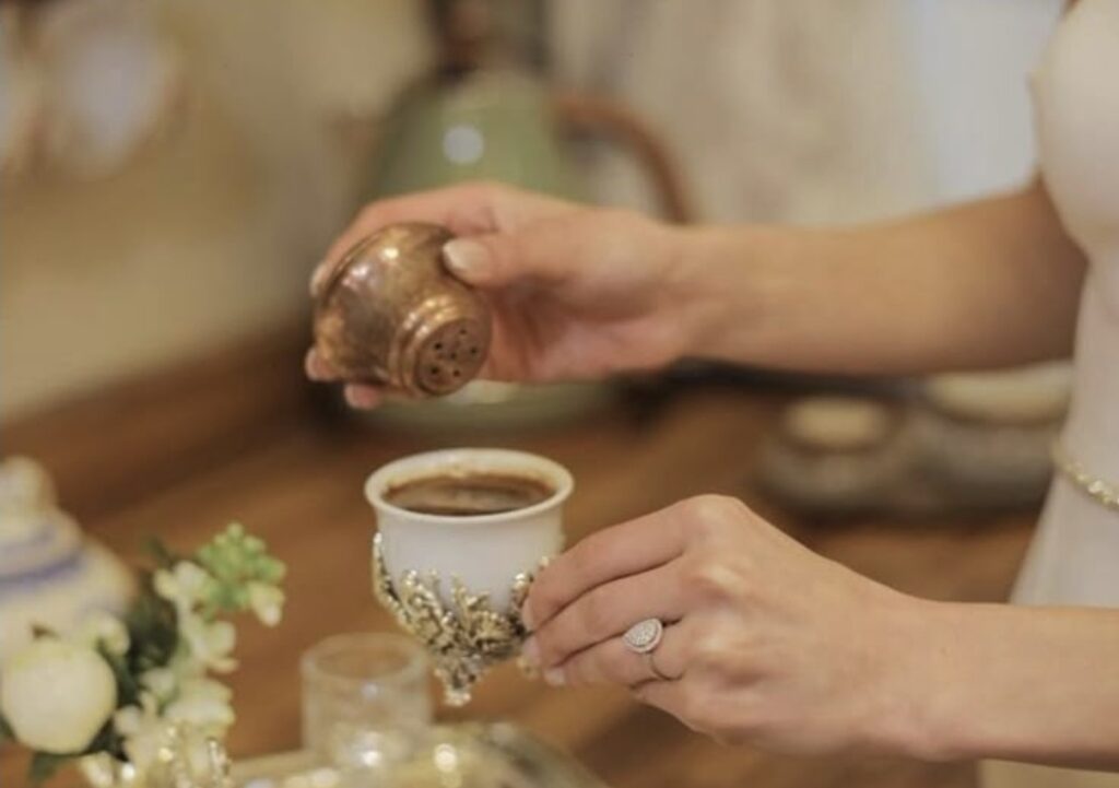 Kız İsteme Merasimlerinde Gelin Adayları Kahveye Neden Tuz Koyar? Anlamı Nedir?