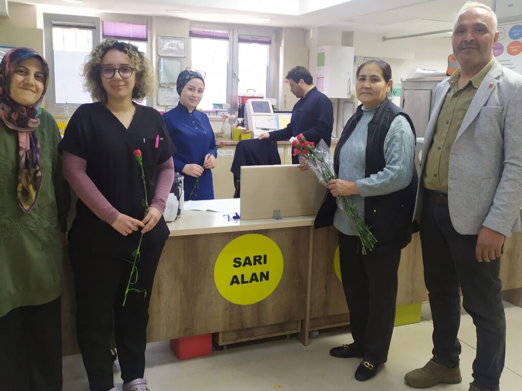 CHP Heyeti Kadınlar Gününde Karanfil Dağıttı