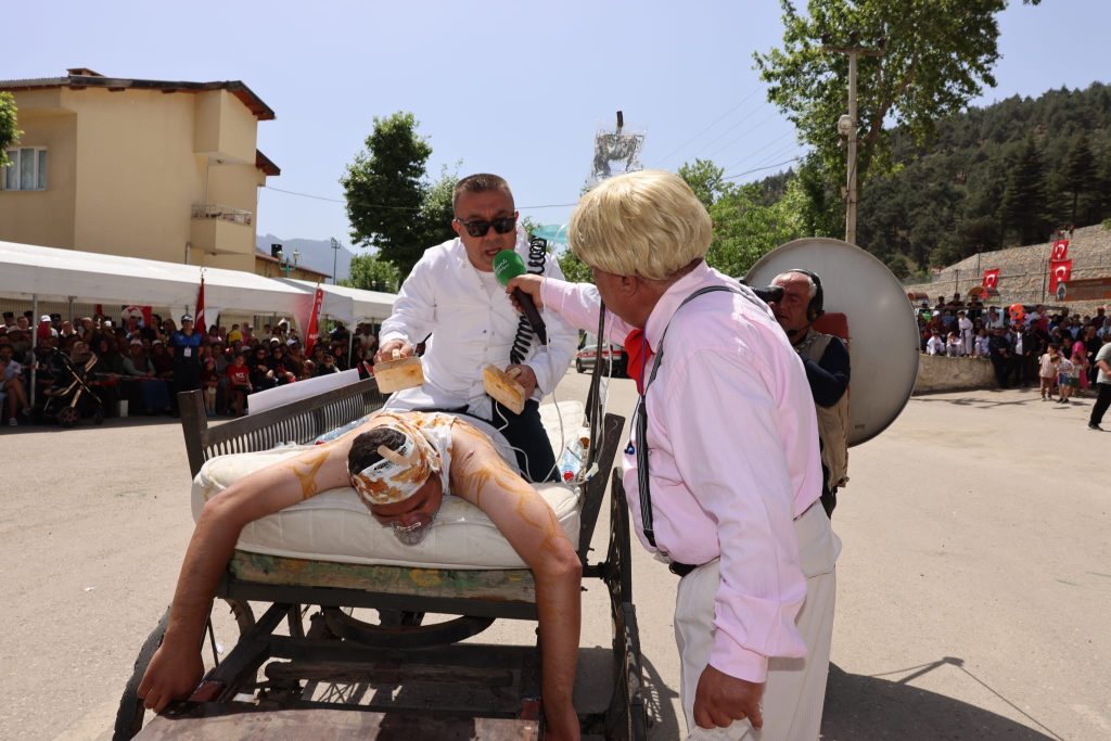 Pozantı Belediyesi Tiyatro Grubu’ndan Kahkaha Dolu Kurtuluş Günü Gösterisi