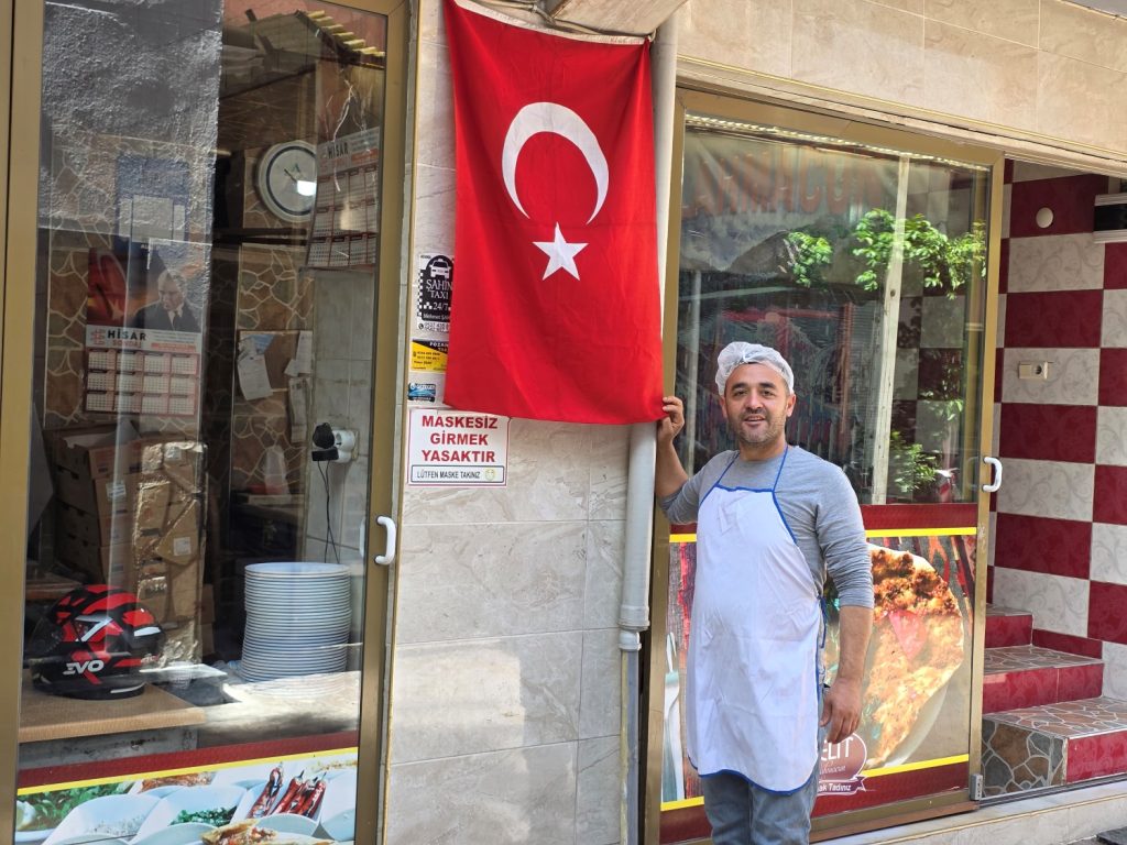 Pozantılı Esnaflar, Kurtuluş Bayramı Öncesinde İş Yerlerini Türk Bayraklarıyla Donattı