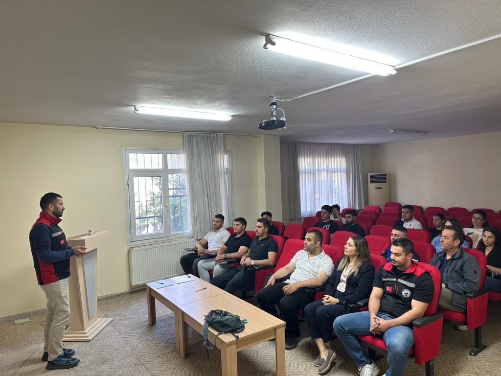 Pozantı İlçe Tarım Müdürlüğü’nden Üniversite Öğrencilerine Tarımın Geleceği Eğitimi