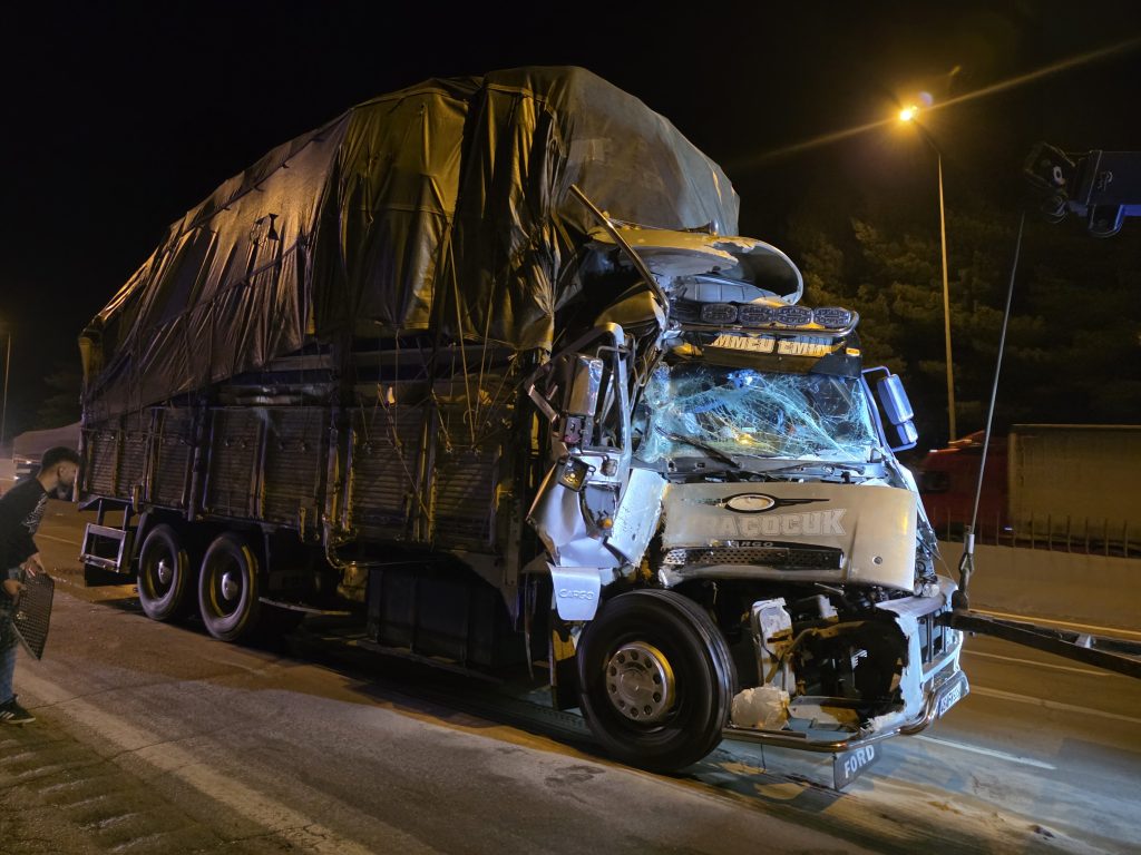 Pozantı Otoyolunda Maddi Hasarlı Kaza Meydana Geldi