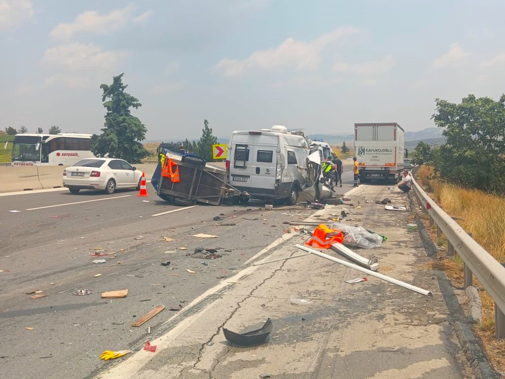 Adana – Pozantı Otoyolunda Karavan Minibüs Kamyonete Çarptı 1 Ölü, 1 Yaralı