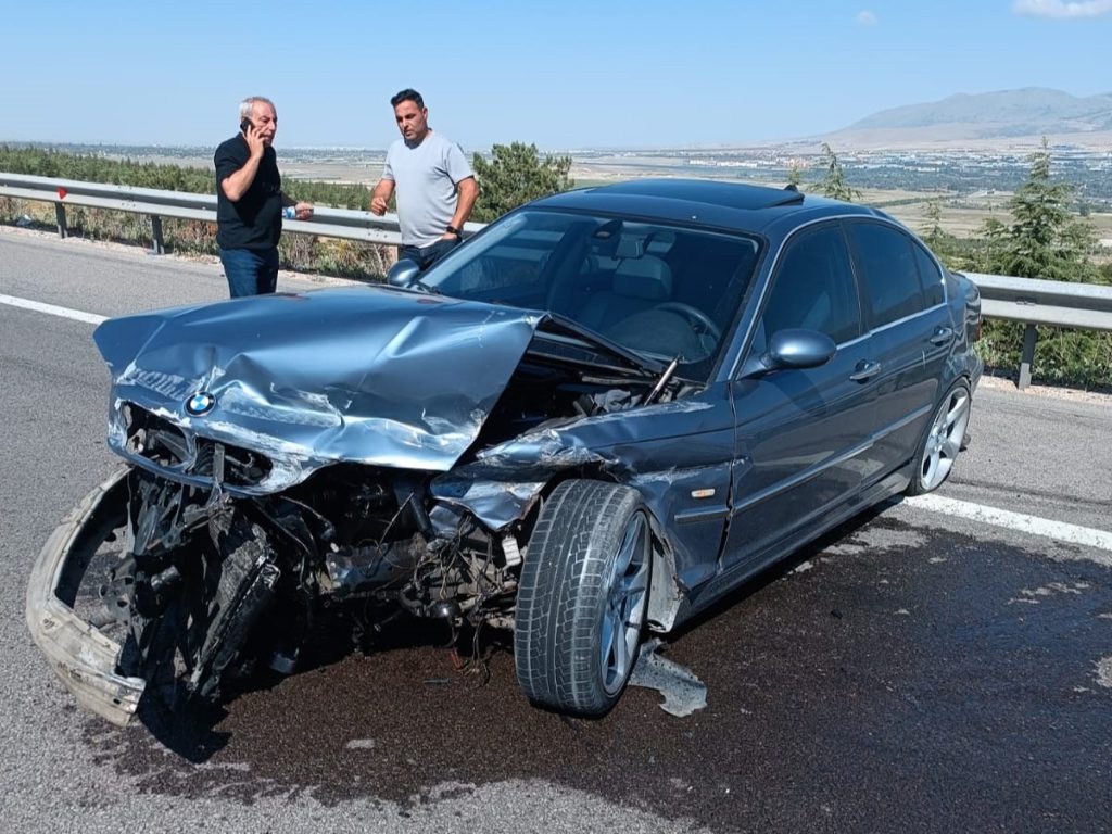Otoyolda Lastiği Patlayan Otomobil Kaza Yaptı