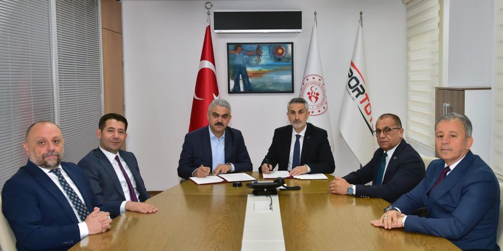 Pozantı’ya Gençlik Merkezi ve 4 Halı Saha Yapımı İçin Protokol İmzalandı