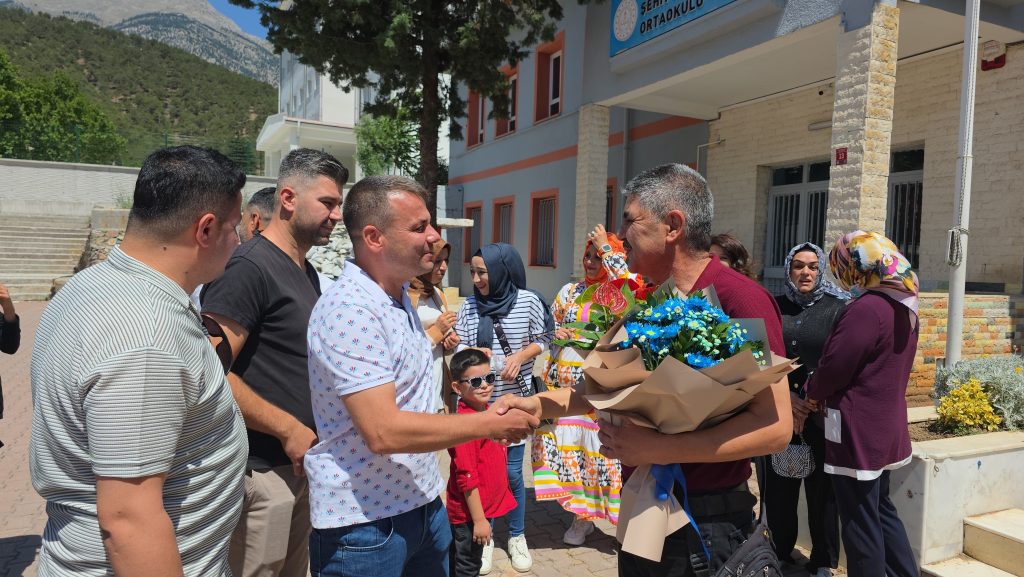 99 Mezunu Öğrenciler 26 Yıl Sonra Sınıf Öğretmenleriyle Bir Araya Geldi