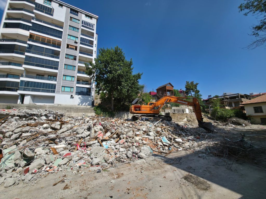 Anılarla Dolu Belediye Hal Binası (İş Hanı) Yıkıldı