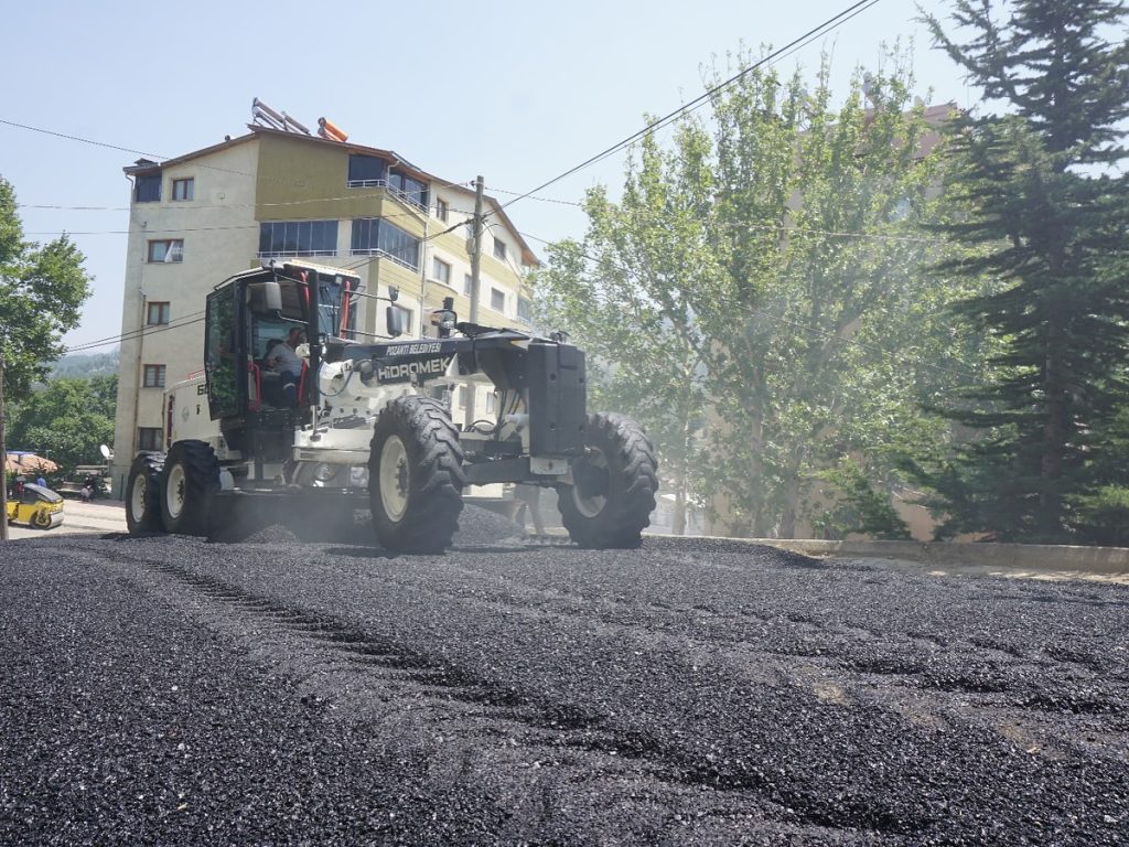 Pozantı’da Asfalt Çalışmaları 21 Mahalle de Devam Ediyor