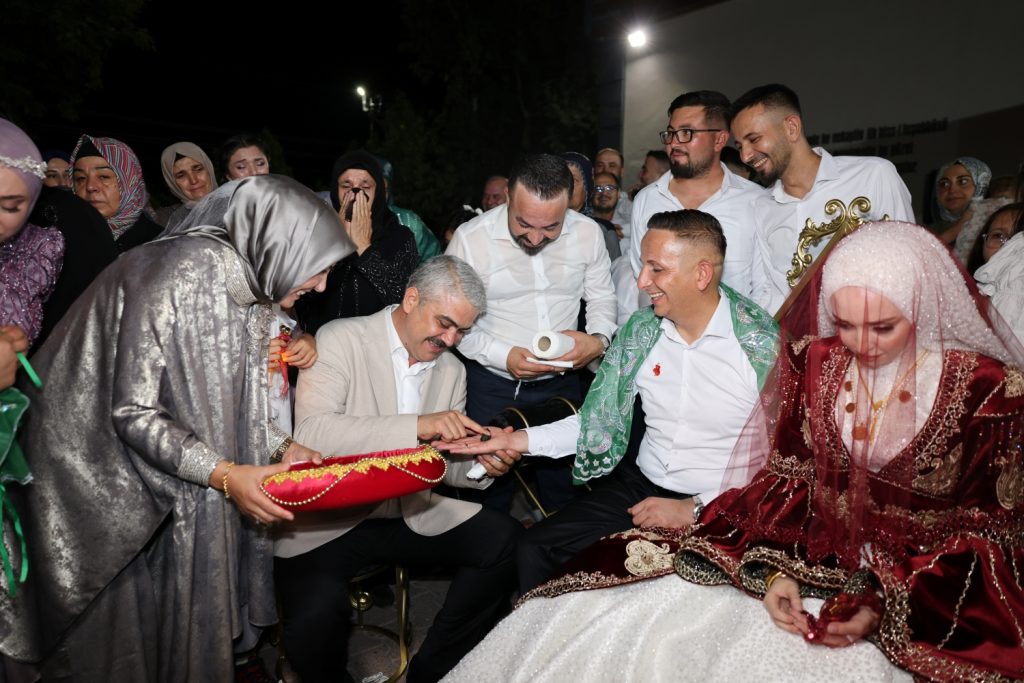 Türkiye de Bir İlk! Personelinin Düğün Kınasını Başkanı Avan Yaktı