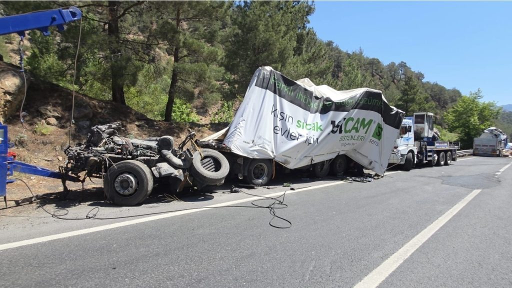 Pozantı – Niğde Karayolunda Zincirleme Kaza: 1 Ölü 2 Yaralı