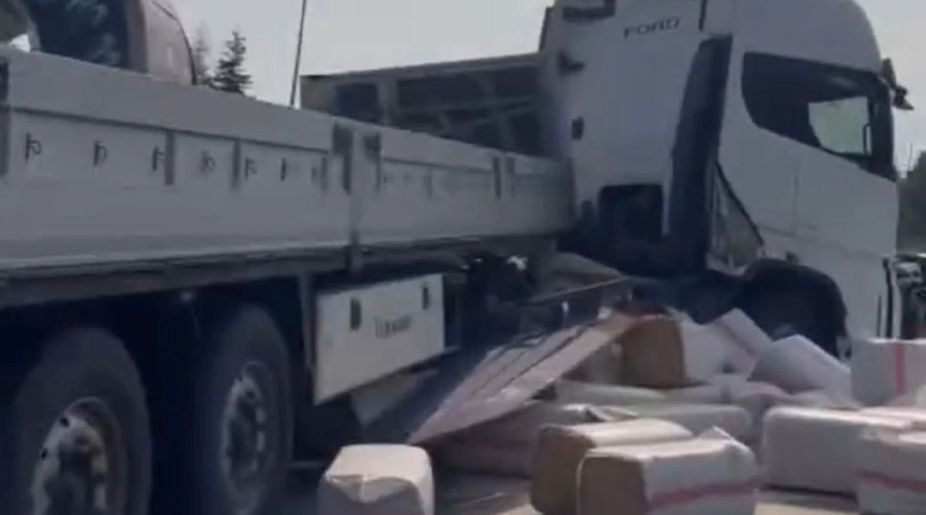 Adana-Pozantı Otoyolunda Facianın Eşiği! Yükler Yola Saçıldı