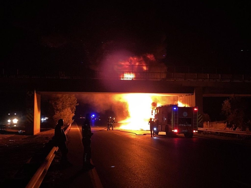 Pozantı-Tarsus otoyolunda lastik yüklü tır alev alev yandı