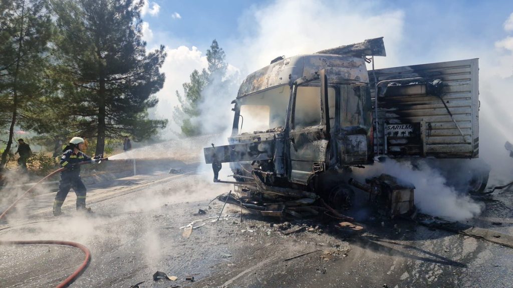 Pozantı Otoyolunda Büyükbaş Hayvan Yüklü TIR Yandı