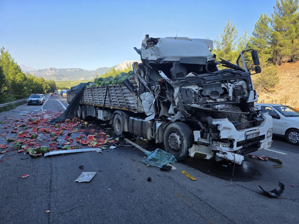 Pozantı Otoyolunda Karpuz Yüklü Tır Kazası Meydana Geldi