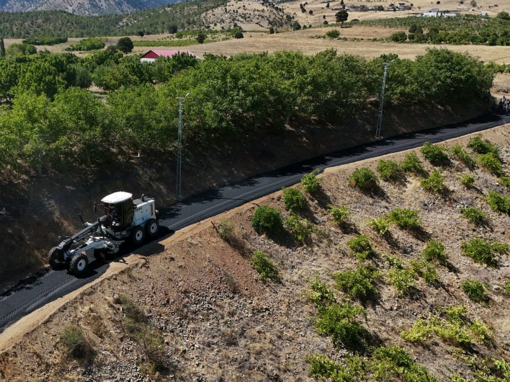 Yazıcak’ta Asfalt, Dağdibi’nde Parke Çalışması