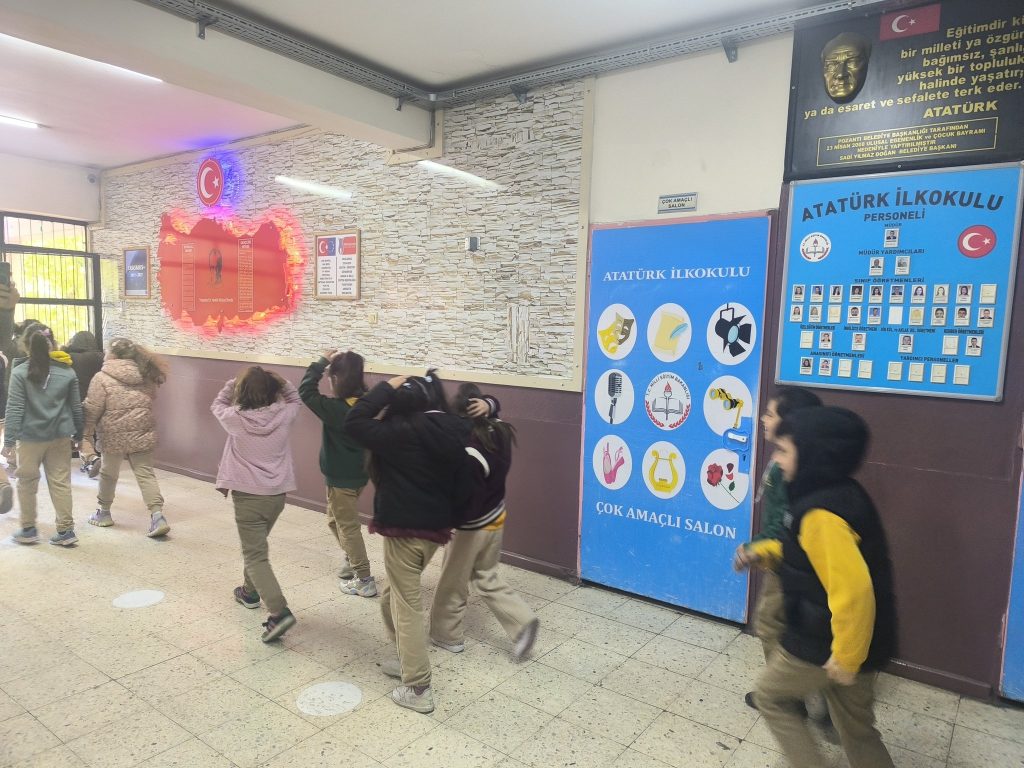 Atatürk İlköğretim Okulu’nda Tatbikat ve Farkındalık Eğitimi Gerçekleştirildi